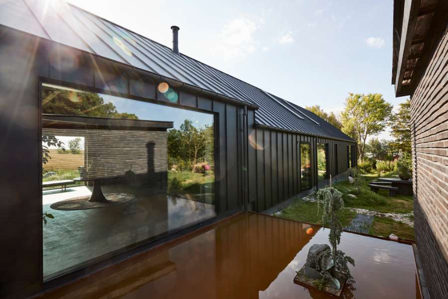 ”Royal” dør – fundet på Christiania, monteret på facade af stål, Volstrupvej 63, 9240 Nibe